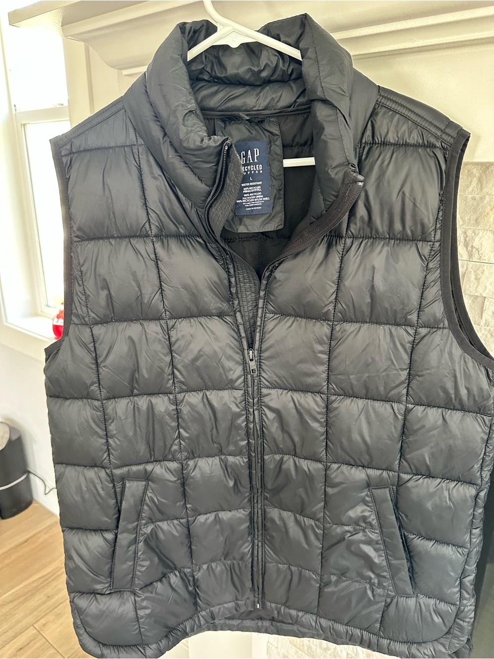 Gap Men’s Quilted Puffer Vest - Black size Large